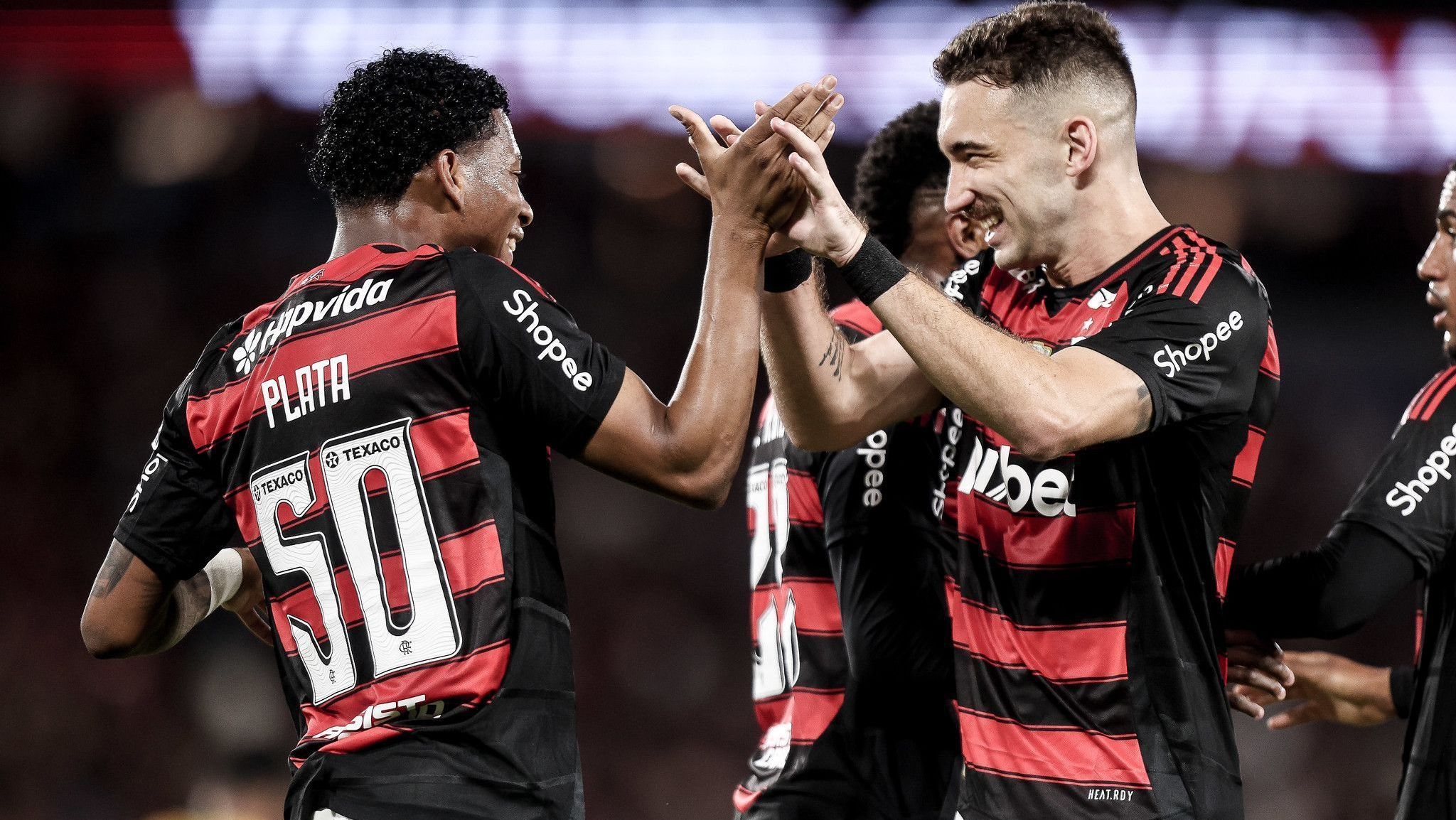Plata e Léo Ortiz comemoram gol do equatoriano pelo Flamengo contra o Mirassol