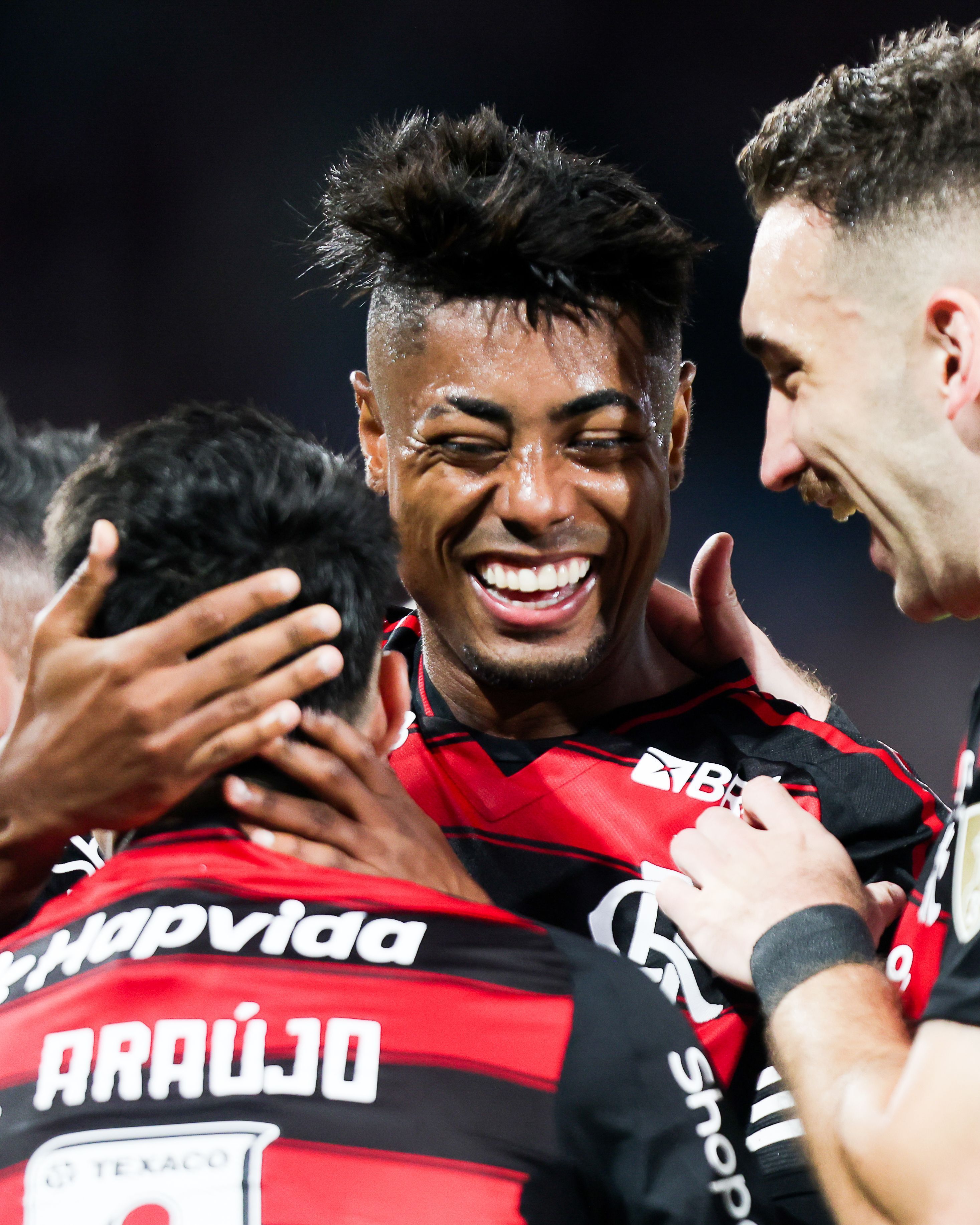 Bruno Henrique comemora gol do Flamengo sobre o Inter no Maracanã