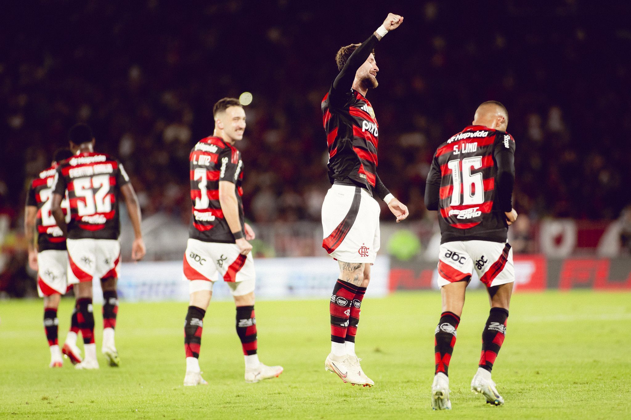 Léo Pereira celebra seu gol no duelo do Flamengo contra o Mirassol