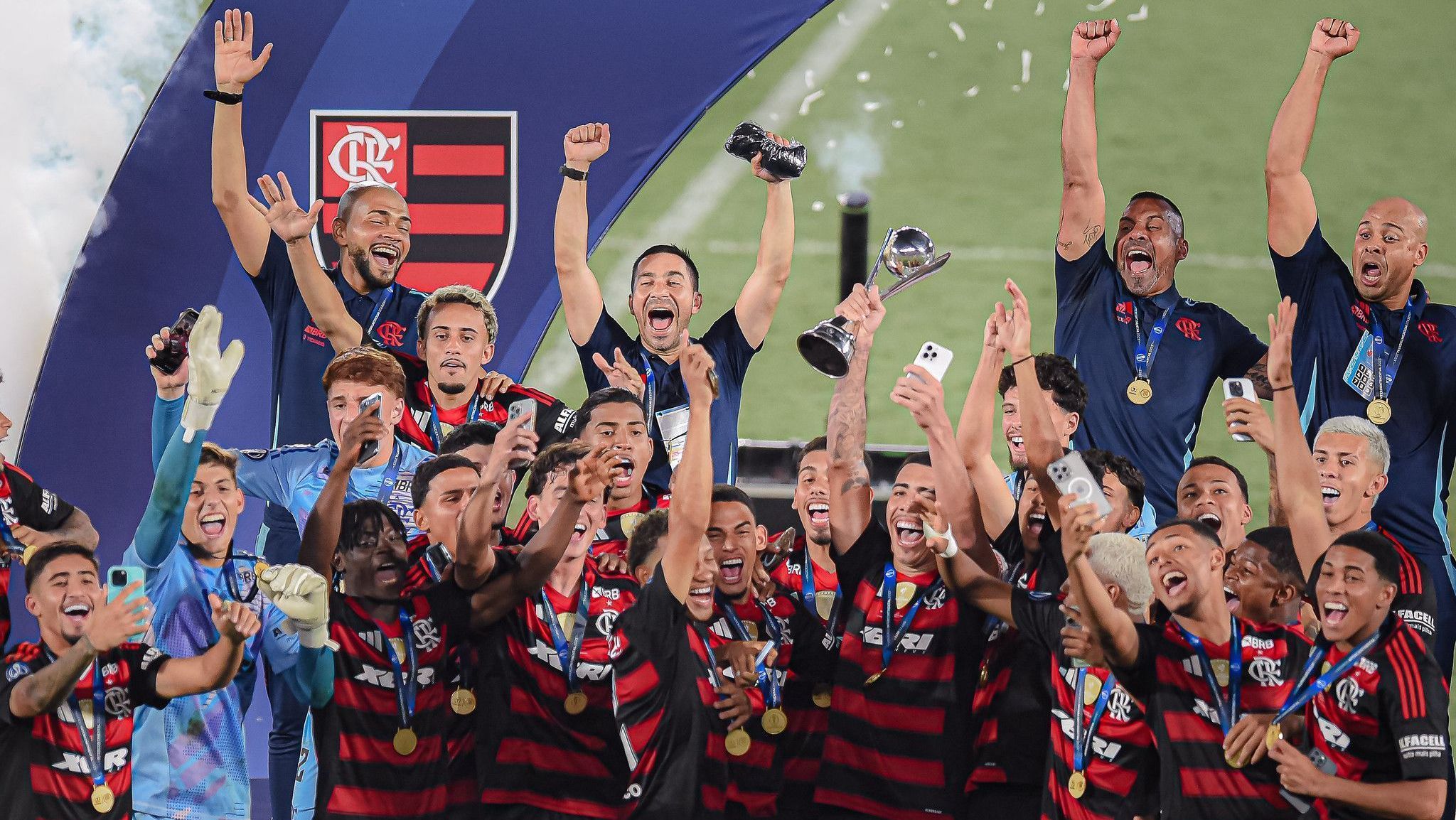 Jogadores do Flamengo no pódio da Copa Intercontinental Sub-20