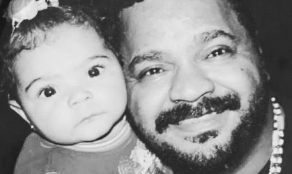 Flora Cruz, filha de Arlindo Cruz, desabafa sobre a morte do pai: "Perdida"