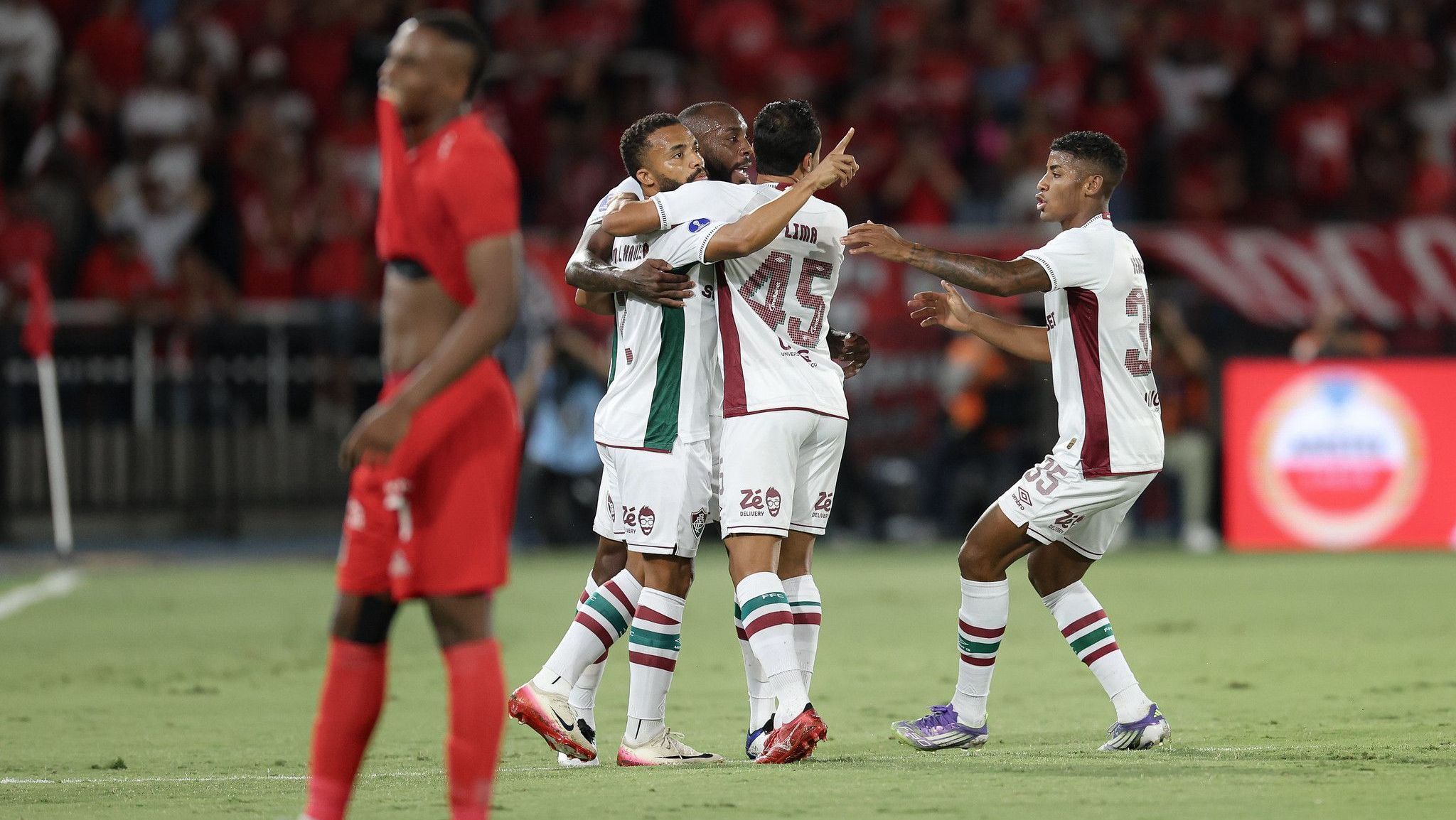 Jogadores do Fluminense comemorando gol na Sul-Americana