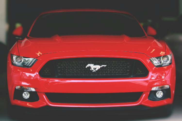 Mustang e Corvette dois ícones americanos que, desde os anos 1960, transformaram-se em símbolos de liberdade e protagonizaram uma rivalidade histórica dentro e fora das pistas.