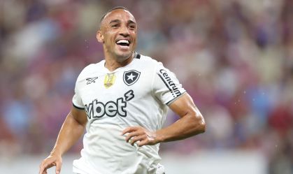 Marçal faz dois, Botafogo goleia Fortaleza e entra no G6 do Brasileiro
