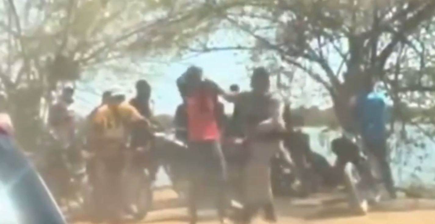 Imagem de destaque do post: Policiais são filmados agredindo homem durante abordagem na Bahia