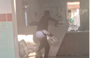 Vídeo: homem tem ataque de fúria e destrói recepção de hospital em MG