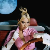 Dua Lipa faz 30 anos: veja o álbum mais buscado da cantora