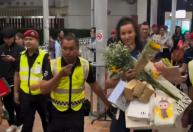 Vôlei: Gabi é surpreendida com “chuva” de presentes em chegada à Tailândia