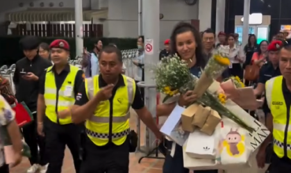 Vôlei: Gabi é surpreendida com “chuva” de presentes em chegada à Tailândia
