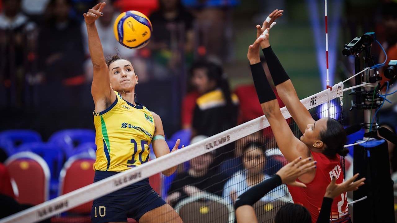 Gabi Guimarães realizando ataque contra a República Dominicana