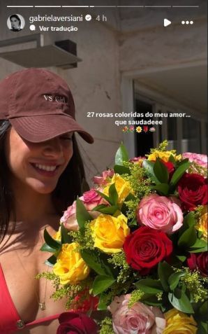 Gabriela Versiani posou com buquê de flores que ganhou do namoado • Instagram/Gabriela Versiani