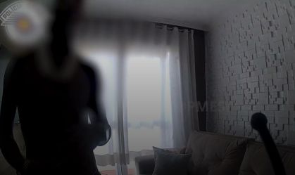 Vídeo da Bodycam: Gato Preto estava nu com duas mulheres quando recebeu PMs