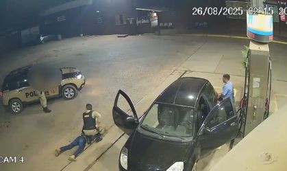 Vídeo: mulher salta de carro e pede socorro à PM após sequestro em MG