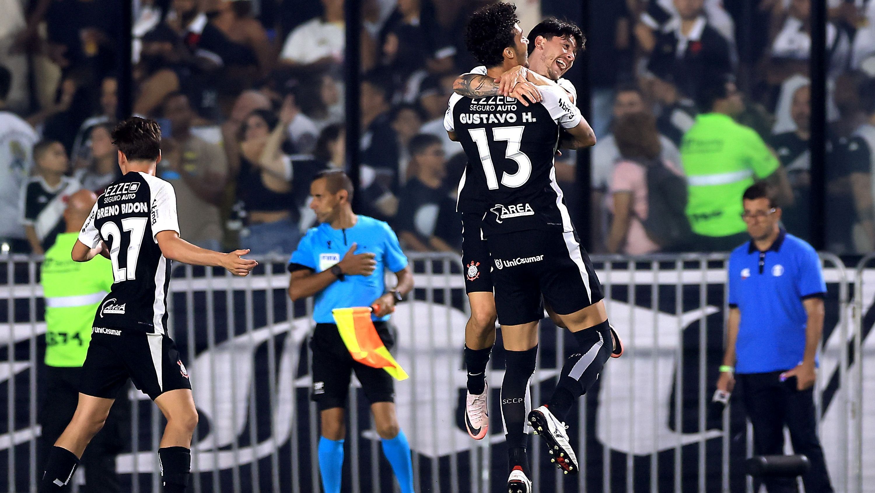 Gustavo Henrique e Rodrigo Garro comemoram o terceiro gol do Corinthians sobre o Vasco
