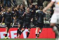 Atlético-MG evita drama, vence Bragantino e sobe na tabela do Brasileirão