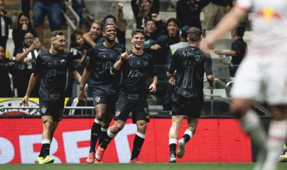 Atlético-MG evita drama, vence Bragantino e sobe na tabela do Brasileirão