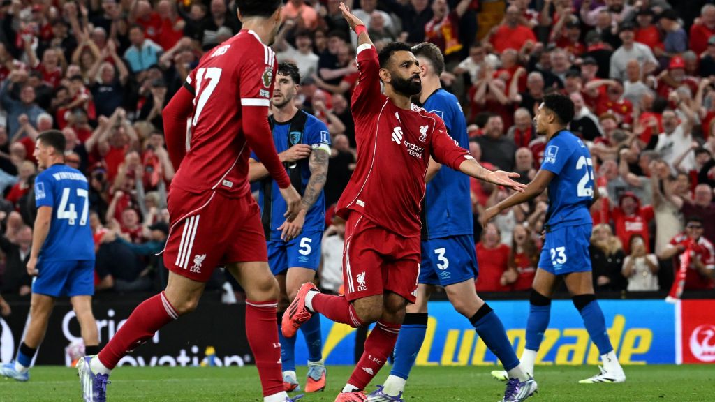 Salah faz a comemoração do "tubarão" eternizada por Diogo Jota após marcar o quarto gol do Liverpool sobre o Bournemouth