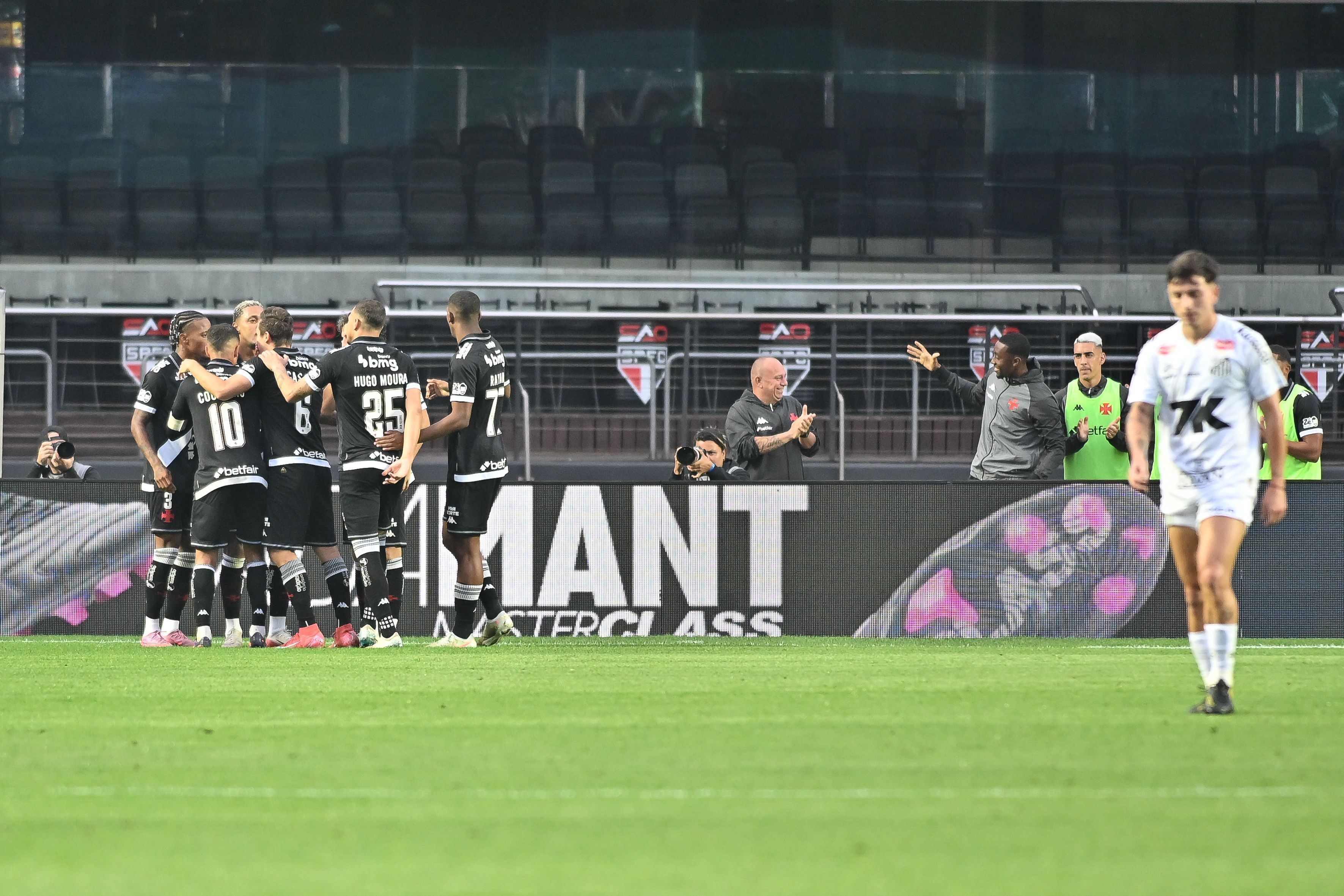 Jogadores do Vasco comemoram a goleada sobre o Santos, no Morumbis