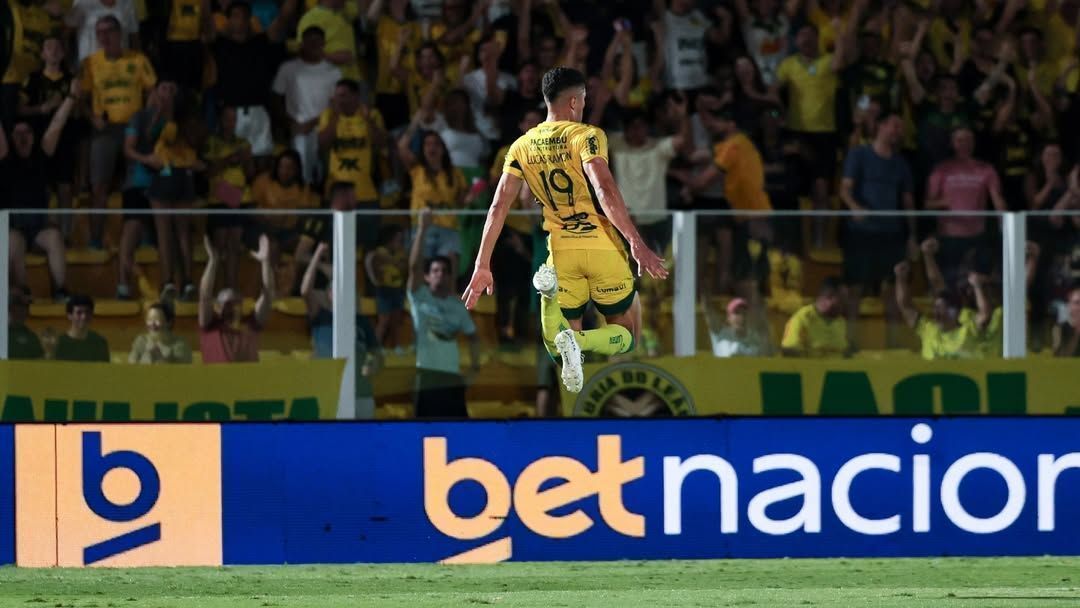 Lucas Ramon comemora gol sobre o Bahia pelo Brasileiro
