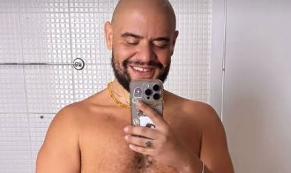 Gominho perde 61 kg e posta foto nu: "Bom dia de biscoito"