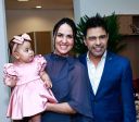 Zezé Di Camargo e Graciele Lacerda posam com filha em bastidor de festival