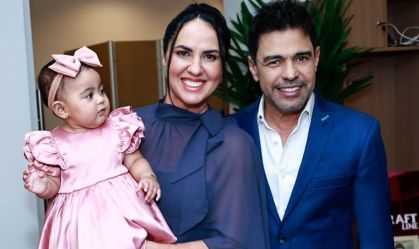 Zezé Di Camargo e Graciele Lacerda posam com filha em bastidor de festival