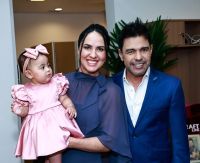 Zezé Di Camargo e Graciele Lacerda posam com filha em bastidor de festival