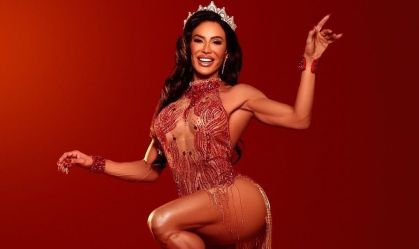 Gracyanne Barbosa é coroada rainha de bateria da União da Ilha