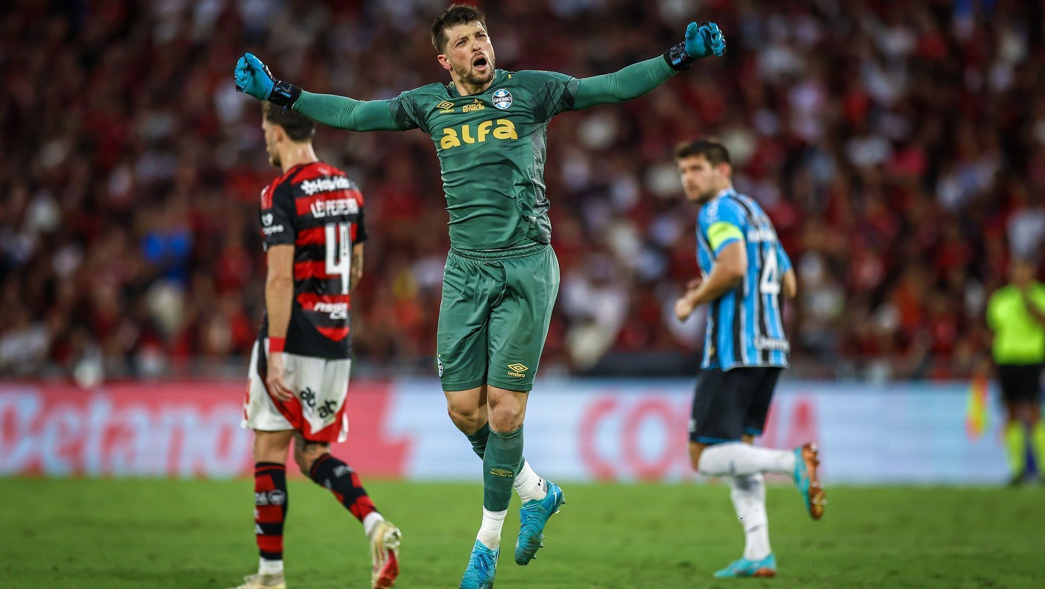 Goleiro Tiago Volpi, do Grêmio, marcou para o Tricolor contra o Flamengo no Maracanã