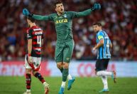 Veja o gol do goleiro Tiago Volpi no empate entre Flamengo e Grêmio