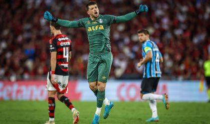 Goleiro Tiago Volpi, do Grêmio, marcou para o Tricolor contra o Flamengo no Maracanã