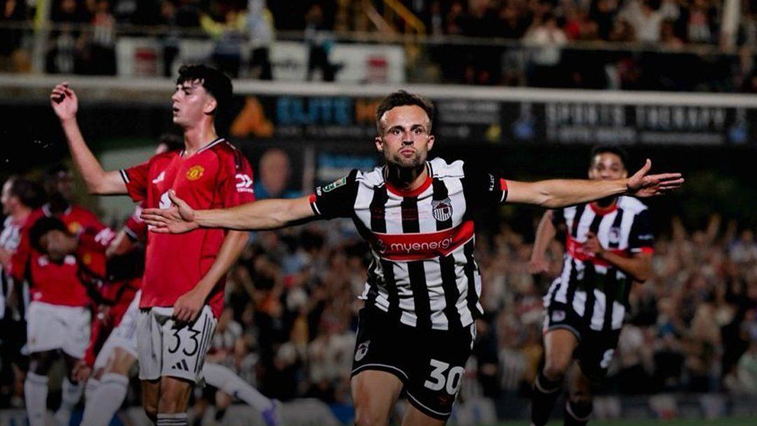 Jogador do Grimsby Town comemorando um dos gols na vitória sobre o Manchester United, pela Copa da Liga Inglesa