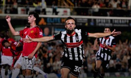 Jogador do Grimsby Town comemorando um dos gols na vitória sobre o Manchester United, pela Copa da Liga Inglesa