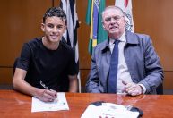 Corinthians anuncia aditivo em contrato de joia da base
