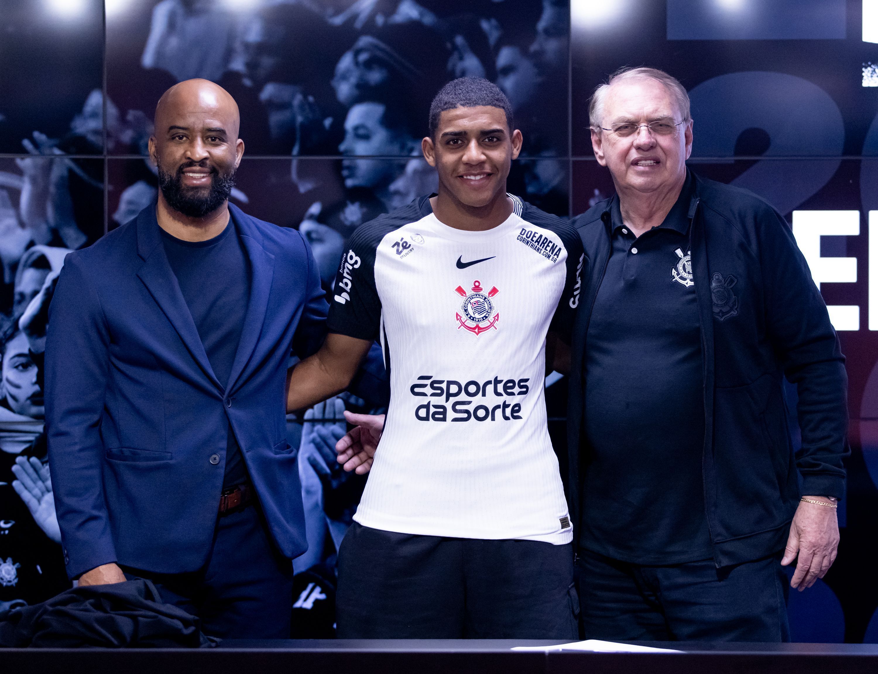 Fabinho Soldado, Gui Negão e Osmar Stabile na renovação de contrato do jovem jogador no Corinthians