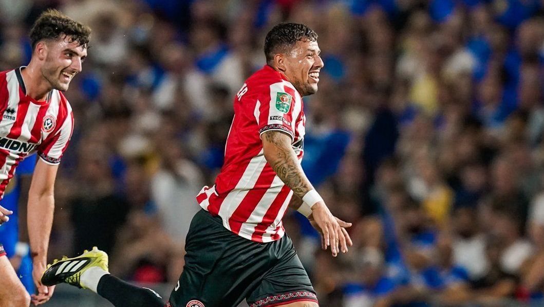 Gustavo Hamer, do Sheffield United, comemorando seu golaço na Copa da Inglaterra