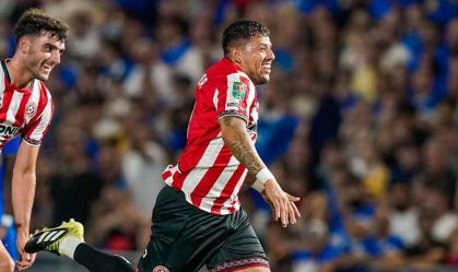 Brasileiro faz golaço do meio-campo em jogo pela Copa da Inglaterra; veja