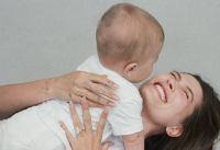 "Gosto mais de quem sou agora", diz Hailey Bieber após se tornar mãe