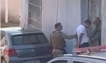 Imagem de destaque do post: Vídeo: PM é visto colocando objeto em cintura de homem algemado