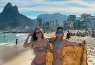 Helô Pinheiro recebe elogios ao posar em Ipanema com a neta: "Não é humana"