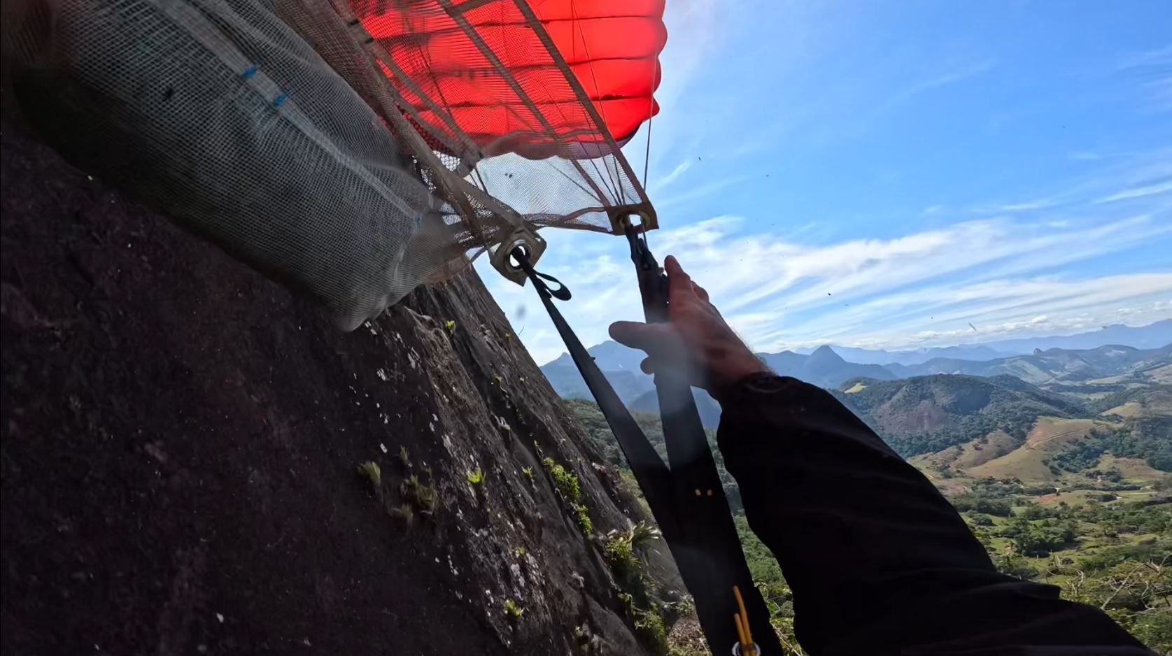 Imagem de destaque do post: Vídeo: bombeiro filma a própria queda em salto de base jump no ES