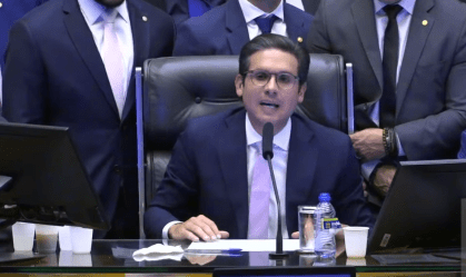 Hugo retoma cadeira, diz que obstrução física não faz bem e encerra sessão