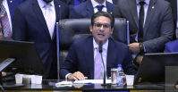 Hugo retoma cadeira, diz que obstrução física não faz bem e encerra sessão
