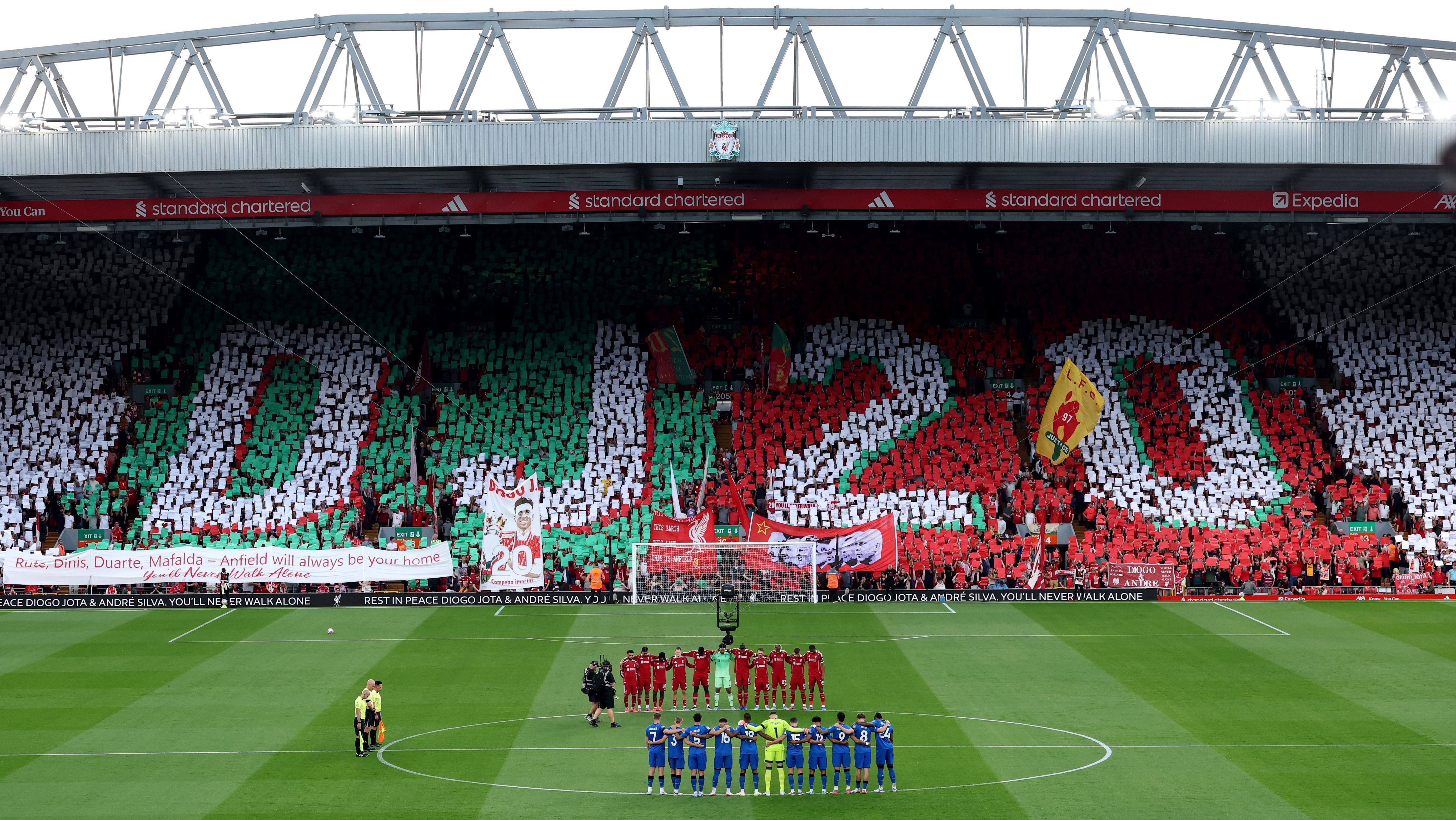 Mosaico em homenagem a Diogo Jota, ex-jogador do Liverpool que faleceu no início do mês de julho
