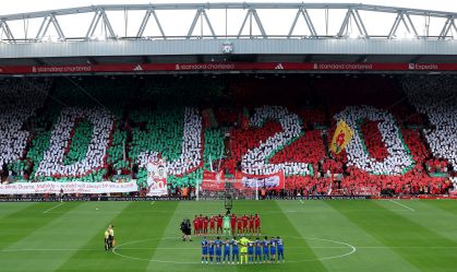 Liverpool faz homenagem a Diogo Jota e irmão na estreia da Premier League