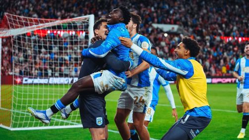 Jogadores do Huddersfield comemorando a classificação na Copa da Liga Inglesa