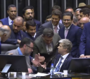 Van Hattem senta em cadeira de Hugo e só sai após negociação