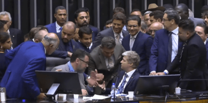 Presidente da Câmara, Hugo Motta (Republicanos-PB), tenta acessar cadeira da presidência, ocupada pelo deputado federal Marcel Van Hattem (Novo-RS)