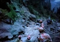 Cerca de 130 pessoas são resgatadas após deslizamento atingir vila na Índia