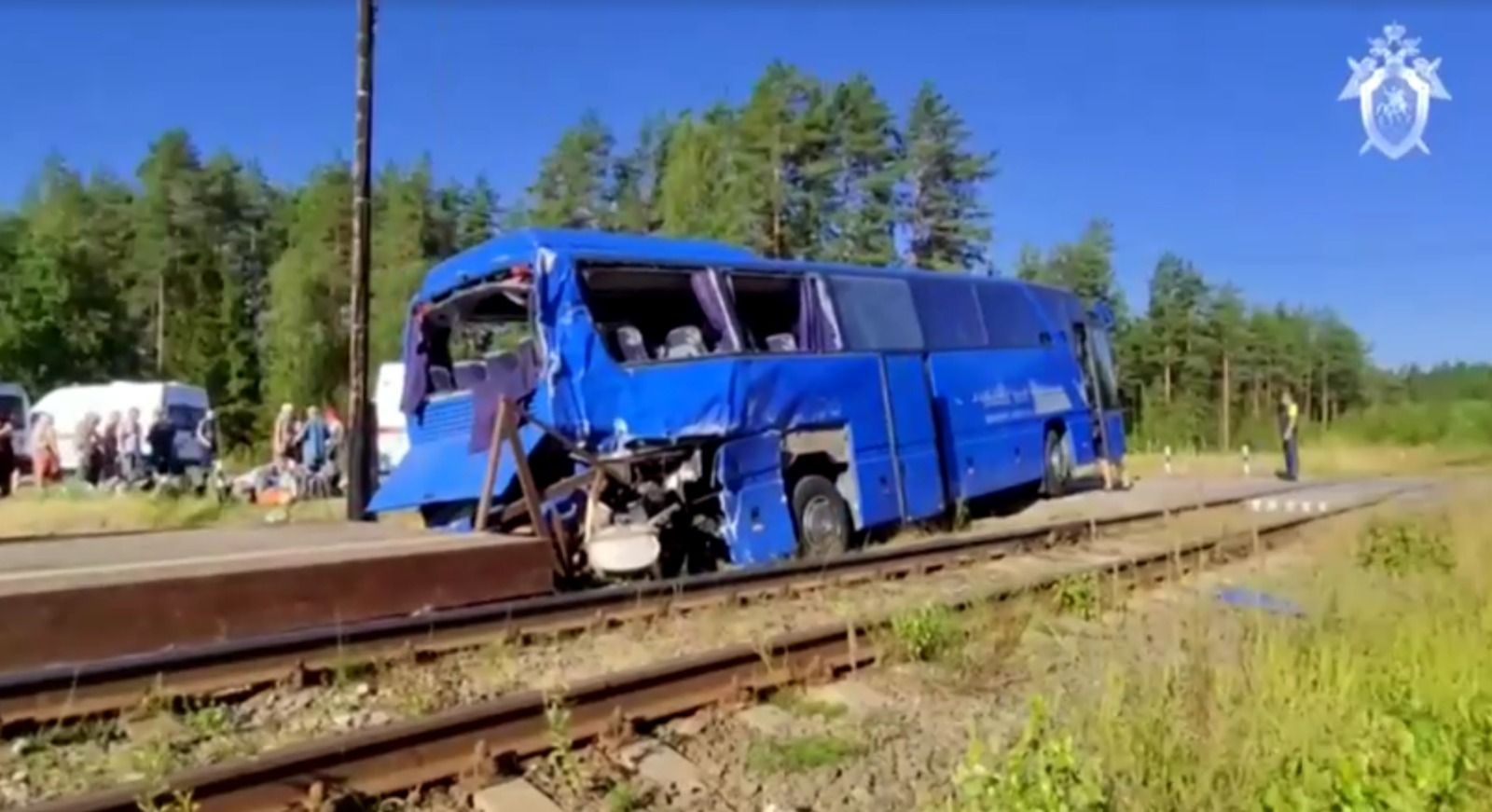 Ônibus que colidiu com trem na Rússia